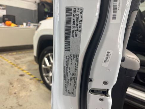 Used 2025 Jeep Compass Limited image 14