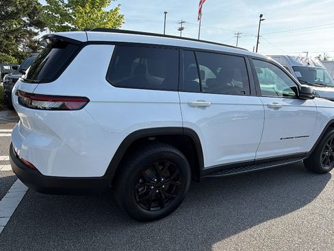 Used 2025 Jeep Grand Cherokee L Altitude AWD/4WD image 8