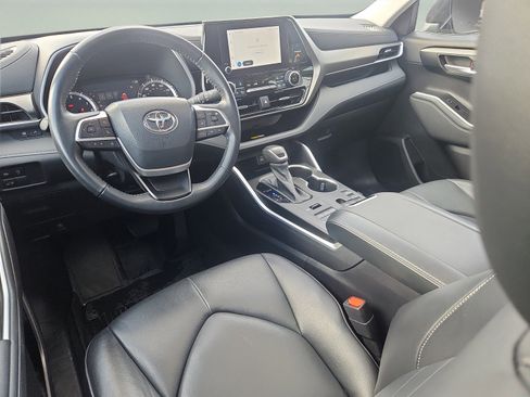 Used 2023 Toyota Highlander image 2