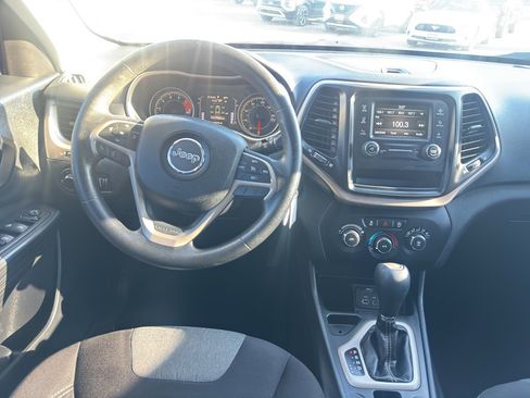 Used 2016 Jeep Cherokee Sport image 12