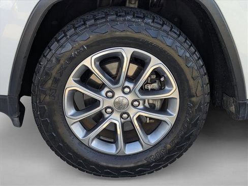 Used 2017 Jeep Grand Cherokee Laredo image 23