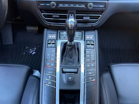 Used 2021 Porsche Macan image 25