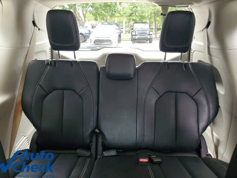 Used 2024 Chrysler Pacifica Touring-L FWD image 11