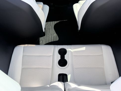 Used 2022 Tesla Model X image 17