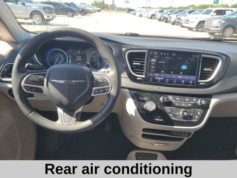 Used 2023 Chrysler Pacifica Touring-L FWD image 4