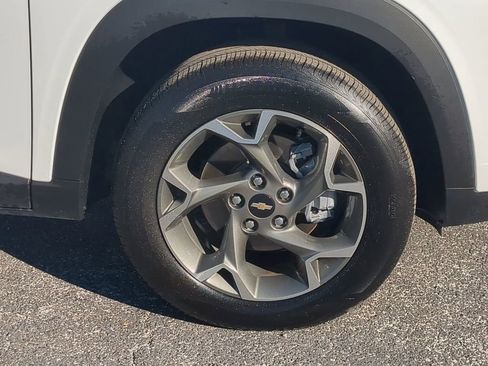 Used 2025 Chevrolet Trax LT w/ LT Convenience Package image 11