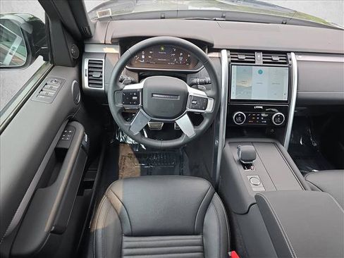 Used 2025 Land Rover Discovery Dynamic SE AWD/4WD image 16