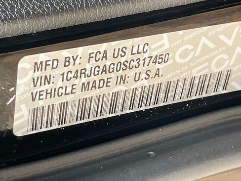 Used 2025 Jeep Grand Cherokee Altitude RWD image 34