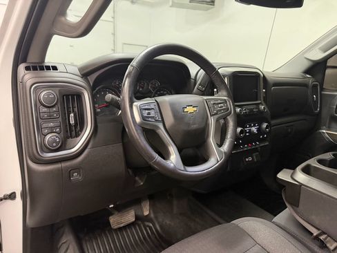 Used 2022 Chevrolet Silverado 1500 LT w/ Z71 Off-Road Package AWD/4WD image 4