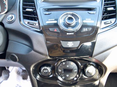 Used 2014 Ford Fiesta Titanium image 17
