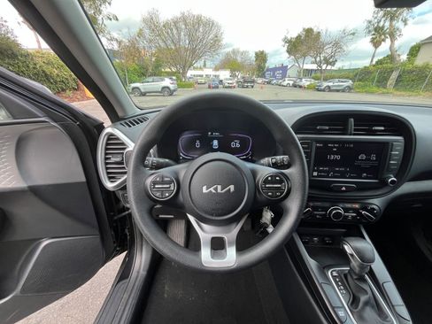 Used 2025 Kia Soul LX w/ LX Technology Package image 32