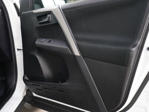 Used 2016 Toyota RAV4 LE AWD/4WD image 9