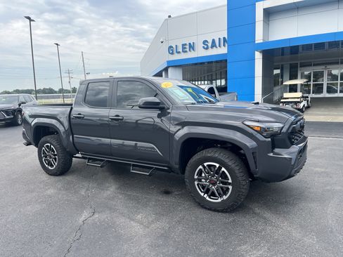 Used 2025 Toyota Tacoma TRD Sport AWD/4WD image 9