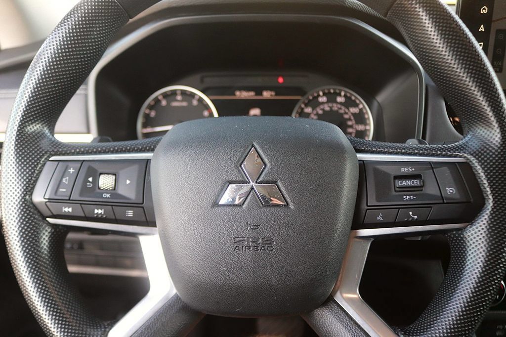 Used 2025 Mitsubishi Outlander ES AWD/4WD image 17