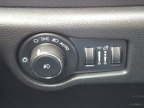 Used 2025 Chrysler Pacifica Limited FWD image 28