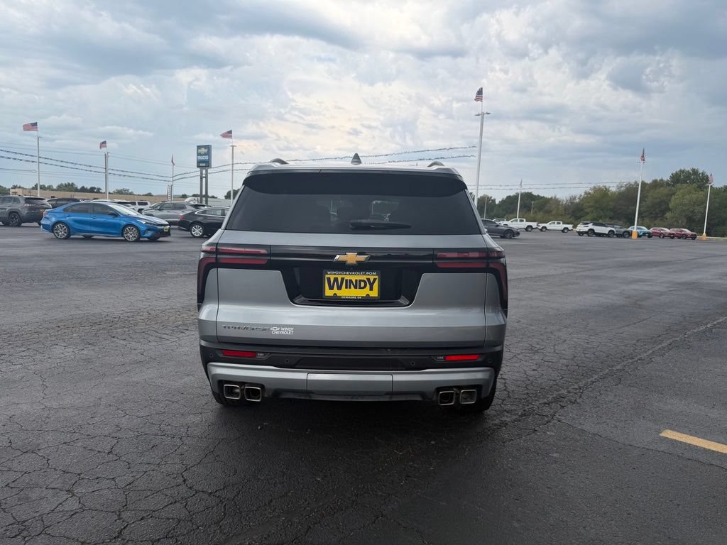 Used 2025 Chevrolet Traverse LT FWD image 4