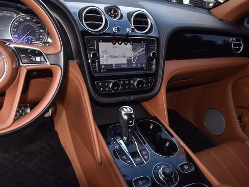 Used 2020 Bentley Bentayga image 26