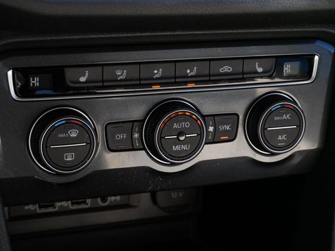 Used 2018 Volkswagen Tiguan SE w/ 3rd Row Seat Package image 23