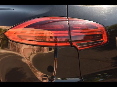 Used 2016 Porsche Cayenne w/ Premium Package AWD/4WD image 47