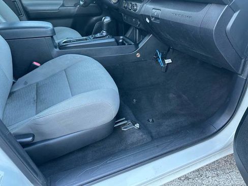 Used 2018 Toyota Tacoma SR image 9