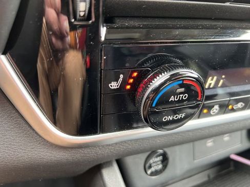 Used 2024 Nissan Rogue SL image 30