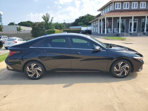 Used 2025 Hyundai Elantra SEL FWD image 9
