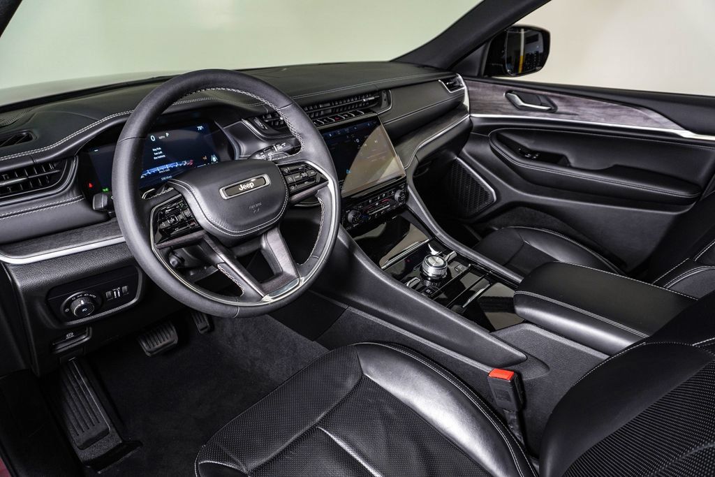 Used 2023 Jeep Grand Cherokee Overland AWD/4WD image 19