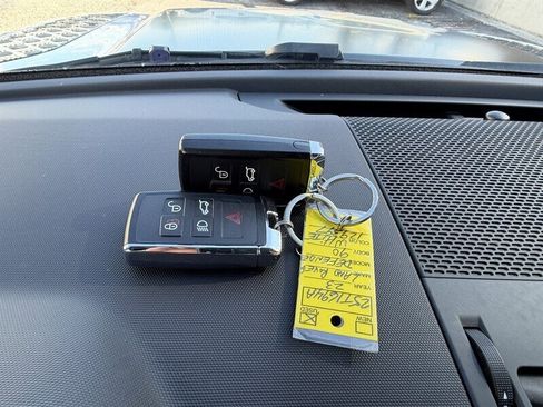 Used 2023 Land Rover Defender 90 X-Dynamic SE image 40