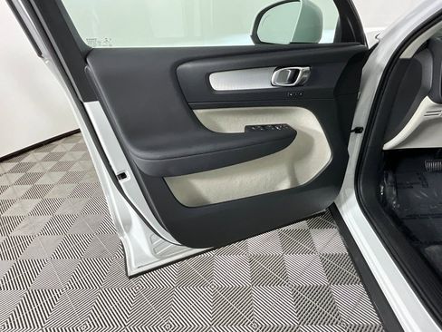 Used 2021 Volvo XC40 T5 Momentum w/ Premium Package image 18