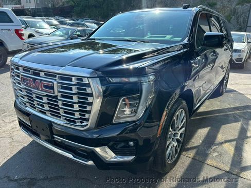 Used 2025 GMC Yukon XL Denali w/ Denali Reserve Package AWD/4WD image 5