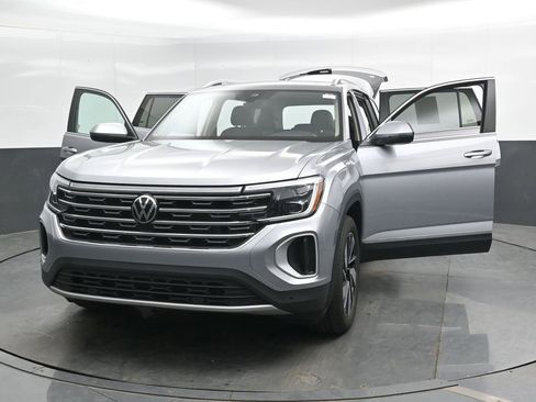Used 2025 Volkswagen Atlas SEL AWD/4WD image 46