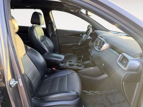 Used 2016 Kia Sorento SX image 19