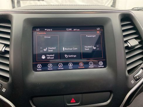 Used 2019 Jeep Cherokee Latitude Plus w/ Comfort/Convenience Group AWD/4WD image 19