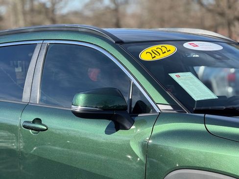 Certified 2022 Toyota Corolla Cross XLE image 7