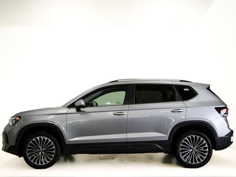 Used 2025 Volkswagen Taos SE FWD image 5