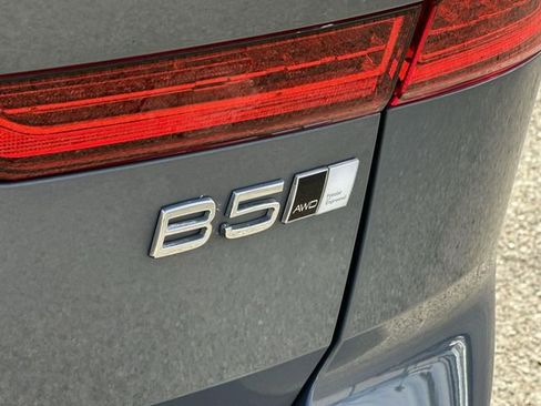 Used 2023 Volvo XC60 B5 Plus image 32