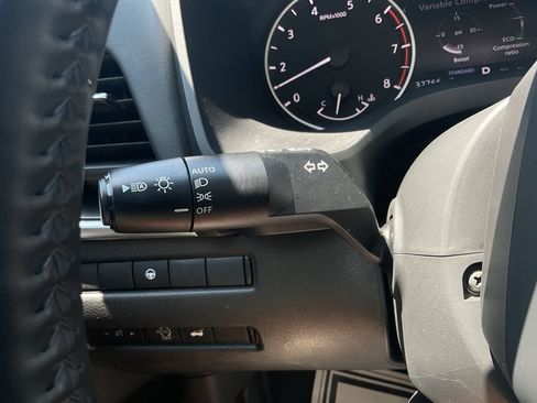 Used 2025 Nissan Rogue SV FWD image 29