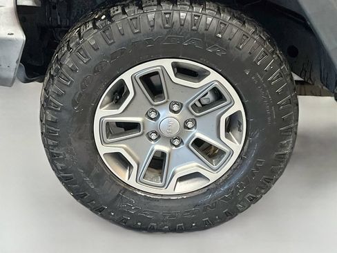 Used 2016 Jeep Wrangler Unlimited Rubicon w/ Connectivity Group AWD/4WD image 28