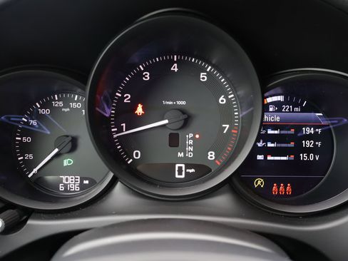 Certified 2026 Porsche Macan AWD/4WD image 17
