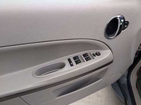 Used 2009 Chevrolet HHR LT FWD image 8