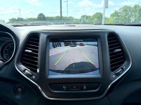 Used 2021 Jeep Cherokee Trailhawk image 30