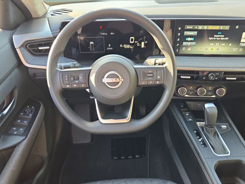 Used 2025 Nissan Kicks SV AWD/4WD image 12