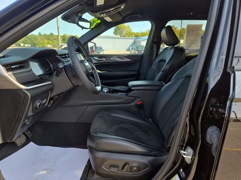 Used 2023 Jeep Grand Cherokee Altitude image 12