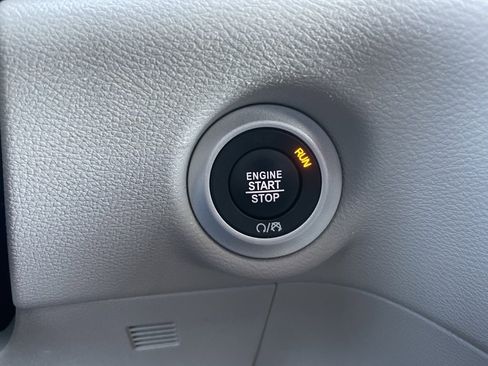 Used 2024 Chrysler Pacifica Touring-L image 48