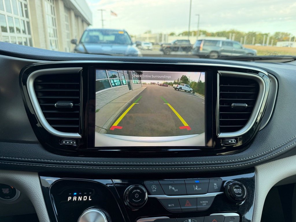 Used 2024 Chrysler Pacifica Touring-L FWD image 15