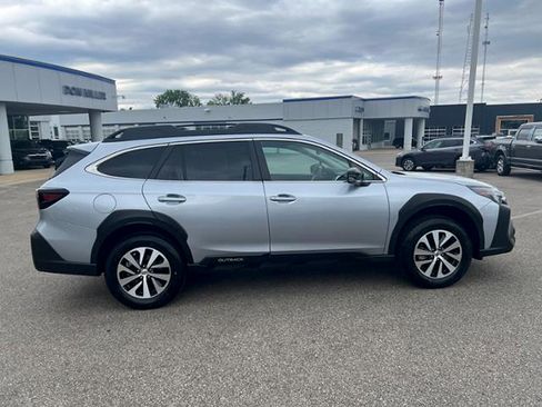 Certified 2025 Subaru Outback Premium AWD/4WD image 8