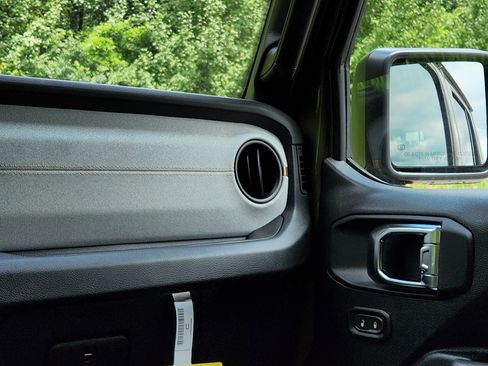 New 2025 Jeep Gladiator Willys image 22