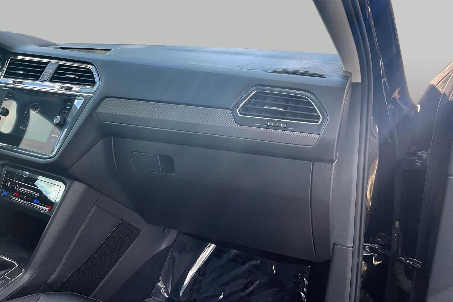 Used 2022 Volkswagen Tiguan SE w/ Panoramic Sunroof Package FWD image 19
