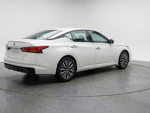 Used 2025 Nissan Altima 2.5 SV image 9
