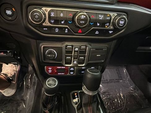 Used 2022 Jeep Gladiator Rubicon w/ Cold Weather Group AWD/4WD image 21